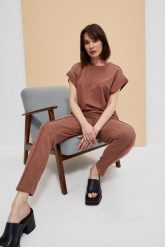 Spodnie dresowe z wiązaniem czekoladowe. Brązowe spodnie dresowe damskie MOODO, xs, bez wzorów, z bawełny. W wyprzedaży za 26.99 zł.