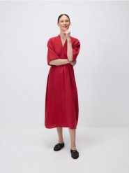 Sukienka typu kimono - intenstywna czerwień. Czerwone sukienki damskie Reserved, l, bez wzorów, z bawełny, bez kołnierzyka, bez ramiączek. Za 169.99 zł.