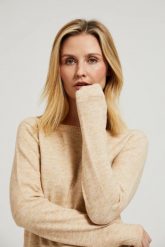 Sweter z okrągłym dekoltem i wiązaniem w pasie beżowy. Brązowe swetry klasyczne damskie MOODO, l, z elastanu, bez kołnierzyka. W wyprzedaży za 47.99 zł.