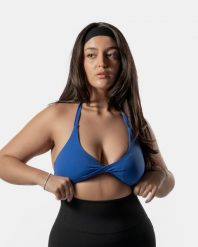 Damski stanik sportowy Twist z odkrytymi plecami – niebieski. Niebieskie biustonosze sportowe damskie AESTHETIC WOLF, bez wzorów, z materiału. Za 189.99 zł.