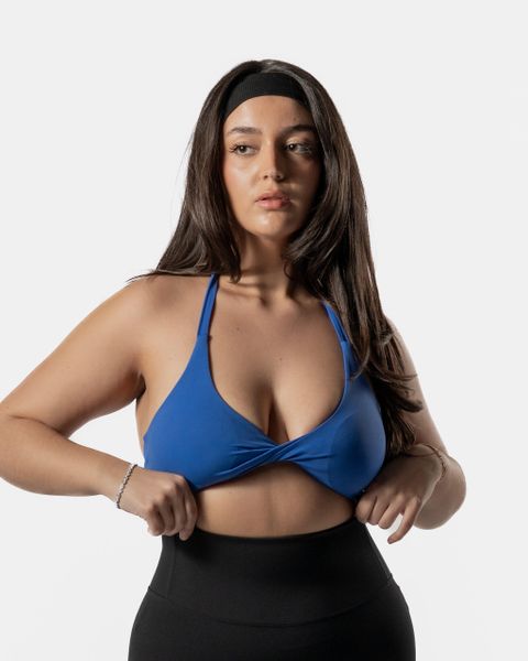 Damski stanik sportowy Twist z odkrytymi plecami – niebieski. Niebieskie biustonosze sportowe damskie AESTHETICWOLF, bez wzorów, z materiału. Za 189.99 zł.