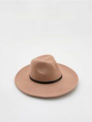 Wełniany kapelusz - beżowy. Brązowe kapelusze damskie Reserved, bez wzorów, z wełny. W wyprzedaży za 45.99 zł.