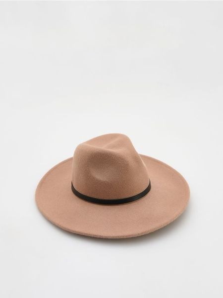 Wełniany kapelusz - beżowy. Brązowe kapelusze damskie Reserved, bez wzorów, z wełny. W wyprzedaży za 45.99 zł.