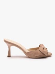 Beżowe klapki na obcasie z kokardą. Brązowe klapki damskie Ryłko, bez wzorów, z gumy, bez obcasa, na obcasie. Za 379.99 zł.