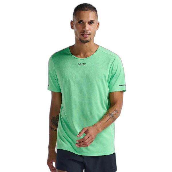 Koszulka 2XU Light Speed Tech. Czerwone t-shirty sportowe męskie 2XU, m, z poliesteru, bez ramiączek, do biegania. Za 337.50 zł.