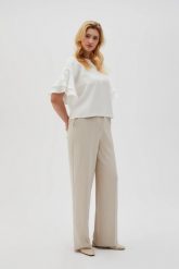 Eleganckie spodnie w kant beżowe. Brązowe spodnie materiałowe damskie MOODO, bez wzorów, z elastanu, eleganckie. Za 129.99 zł.