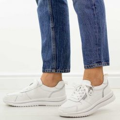 Białe skórzane półbuty damskie Jezzi 9784. Białe półbuty damskie Jezzi, bez wzorów, ze skóry, casualowe, z okrągłym noskiem, bez obcasa, na płaskiej podeszwie. Za 229.00 zł.