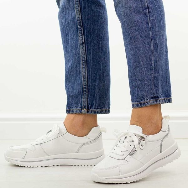 Białe skórzane półbuty damskie Jezzi 9784. Białe półbuty damskie Jezzi, bez wzorów, ze skóry, casualowe, z okrągłym noskiem, bez obcasa, na płaskiej podeszwie. Za 229.00 zł.