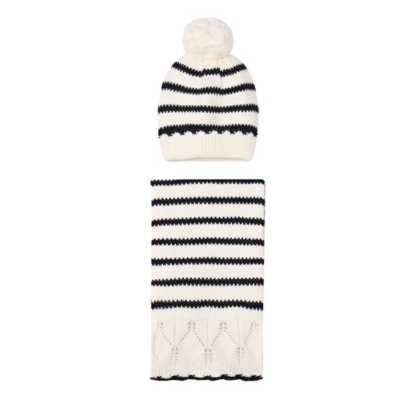 Zestaw Szalik i Czapka Mayoral. Szaliki dziecięce Mayoral, bez ramiączek. Za 119.99 zł.