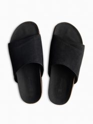 Męskie klapki z naturalnego zamszu na korkowej podeszwie - czarne V1 - Rozmiar: 45. Czarne klapki i japonki męskie Ombre Clothing, z jeansu. W wyprzedaży za 149.99 zł.