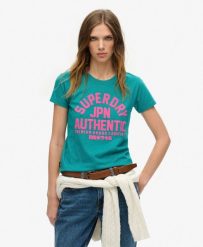 Dopasowany t-shirt z nadrukiem w reliefie. Zielone t-shirty damskie Superdry., m, bez wzorów, z bawełny, bez kołnierzyka. Za 159.35 zł.