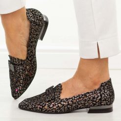 Czarne ażurowe skórzane półbuty damskie Cambell 35307. Czarne półbuty damskie Cambell, w ażurowe wzory, z materiału, eleganckie, bez obcasa, na obcasie. Za 229.00 zł.