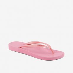 Damskie klapki Coqui Kaja. Czerwone klapki damskie Coqui, bez wzorów, z materiału, bez obcasa, na płaskiej podeszwie. Za 110.99 zł.