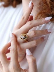 L'Atelier de Gaia Pozłacany pierścionek z tygrysim okiem rozmiar: onesize. Brązowe pierścionki damskie L'Atelier de Gaia, pozłacane. Za 84.21 zł.