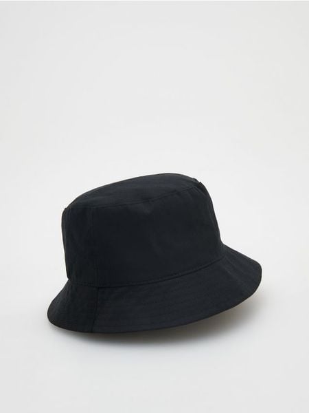 Kapelusz bucket hat - czarny. Czarne kapelusze damskie Reserved, bez wzorów, z bawełny. W wyprzedaży za 15.99 zł.