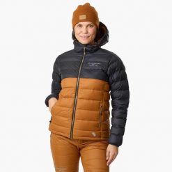 Kurtka damska hiking wodoodporna wiatroszczelna Östersund 2.0. Brązowe kurtki damskie SWEDEMOUNT, bez wzorów, z puchu, bez kaptura. Za 699.99 zł.