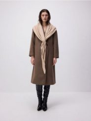 Trójkątny szalik z domieszką wełny - beżowy. Brązowe szaliki i kominy damskie Reserved, bez wzorów, z wełny. W wyprzedaży za 65.99 zł.