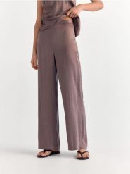 Szerokie spodnie z lyocellem - beżowy. Brązowe spodnie materiałowe damskie Reserved, bez wzorów, z lyocellu. Za 139.99 zł.