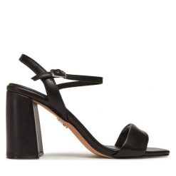 Sandały Steve Madden. Czarne sandały damskie Steve Madden, bez wzorów, bez obcasa, na słupku. Za 319.99 zł.