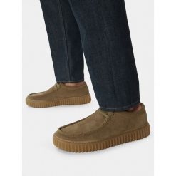 Półbuty Clarks. Brązowe półbuty męskie Clarks, bez zapięcia. Za 466.99 zł.