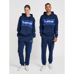 Bluza z kapturem Hummel Legacy Julian. Niebieskie bluzy sportowe damskie HUMMEL, s, bez wzorów, z bawełny, bez ramiączek, z kapturem. Za 280.95 zł.