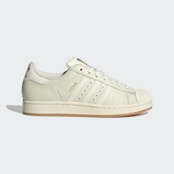 Buty SUPERSTAR MESSI. Białe buty sportowe na co dzień damskie Adidas, bez wzorów, z gumy, do piłki nożnej, Adidas Superstar. Za 529.00 zł.