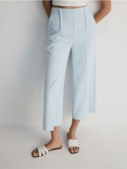 Spodnie culotte z wiskozą - jasnoturkusowy. Niebieskie spodnie materiałowe damskie Reserved, bez wzorów, z tkaniny. W wyprzedaży za 79.99 zł.
