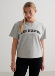 Damski T-shirt, krótki rękaw, pudełkowy, bawełna organiczna Varsity szary melanż. Szare t-shirty damskie Aim'n, m, bez wzorów, z bawełny, bez kołnierzyka. Za 169.00 zł.