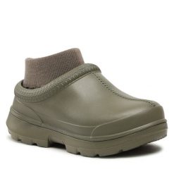 Klapki Ugg. Brązowe klapki damskie Ugg, bez wzorów, bez obcasa. Za 449.99 zł.