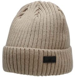 Czapka męska 4F beżowa prążkowana z mikropolarową podszewką. Brązowe czapki męskie 4f, na zimę, bez wzorów, z materiału, sportowe. Za 47.99 zł.