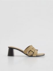 Zamszowe klapki na obcasie - beżowy. Brązowe klapki damskie Reserved, bez wzorów, z zamszu, bez obcasa, na obcasie. Za 169.99 zł.