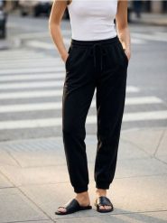 Spodnie jogger z dzianiny scuba - czarny. Czarne spodnie materiałowe damskie Sinsay, bez wzorów, z dzianiny. Za 39.99 zł.