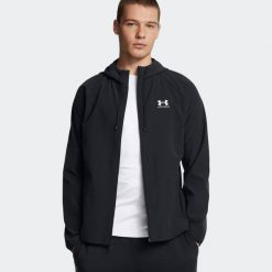 Under Armour UA RIVAL WVN WINDBREAKER Kurtka męska. Czarne kurtki męskie Under Armour, m, bez wzorów, z tkaniny, klasyczne, bez kaptura. W wyprzedaży za 209.99 zł.