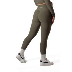 Damskie legginsy bezszwowe prążkowane z efektem scrunch – zielony szałwiowy. Zielone legginsy sportowe damskie AESTHETIC WOLF, l, bez wzorów, z dzianiny, z podwyższonym stanem, na fitness i siłownię. Za 119.99 zł.