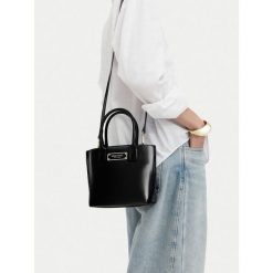 Torebka Nine West. Czarne torebki klasyczne damskie Nine West, bez wzorów, bez dodatków. Za 159.99 zł.