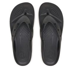 Japonki Crocs. Czarne klapki damskie Crocs, bez wzorów, bez obcasa. Za 129.99 zł.
