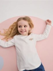 Bawełniana koszulka z nadrukiem - złamana biel. Koszulki dziewczęce Reserved, m, bez wzorów, z bawełny, bez ramiączek. W wyprzedaży za 15.99 zł.