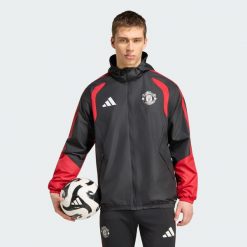 Kurtka Manchester United 26/27 Tiro All Weather. Czarne kurtki treningowe męskie Adidas, m, bez wzorów, z materiału, na fitness i siłownię. Za 429.50 zł.