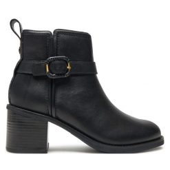 Botki Clarks. Czarne botki damskie Clarks, bez obcasa, na słupku, bez zapięcia. Za 519.99 zł.