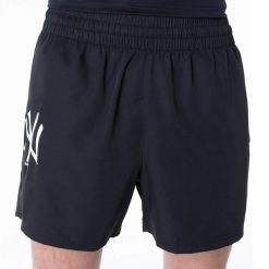 Krótkie New York Yankees League Essential. Czarne szorty męskie New Era, bez wzorów. Za 149.50 zł.