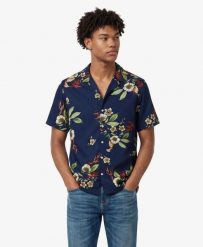 Superdry Koszula w krótkim rękawie z nadrukiem hawajskim – Cabana Navy. Niebieskie koszule damskie Superdry., na lato, s, bez wzorów, z bawełny, bez kołnierzyka, bez ramiączek. Za 238.00 zł.