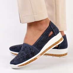 Granatowe półbuty damskie M.Daszyński 1840-4a. Niebieskie półbuty damskie M.Daszyński, w ażurowe wzory, ze skóry, bez obcasa, na obcasie. Za 139.00 zł.