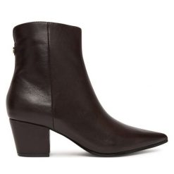 Botki Guess. Brązowe botki damskie Guess, bez obcasa, na słupku, bez zapięcia. Za 899.99 zł.