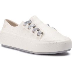 Półbuty MELISSA - Ulitsa Sneaker Splash 32606 White/Silver 52981. Białe półbuty damskie Melissa, bez wzorów, z tworzywa sztucznego, bez obcasa, na płaskiej podeszwie. W wyprzedaży za 209.00 zł.