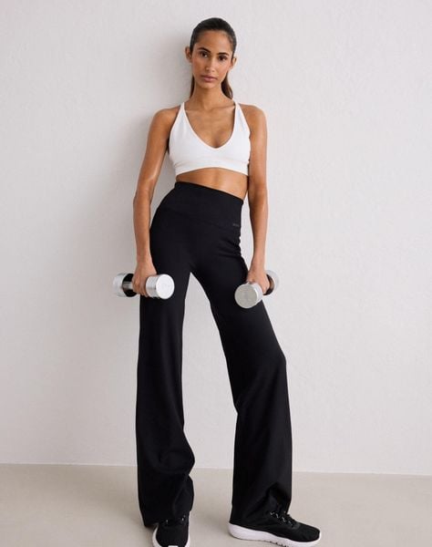 Damskie legginsy z prostą nogawką, dłuższe Sense czarne. Czarne legginsy damskie Aim'n, m, bez wzorów, z elastanu. Za 344.00 zł.