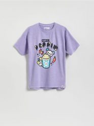 T-shirt z nadrukiem Toca Boca - lawendowy. Fioletowe koszulki dziewczęce Reserved, bez wzorów, z bawełny, bez ramiączek. Za 49.99 zł.