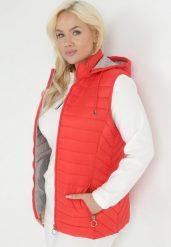 Czerwona Kamizelka z Kapturem Pikowana Cotra. Czerwone kamizelki damskie Born2be, plus size, długie. Za 149.99 zł.