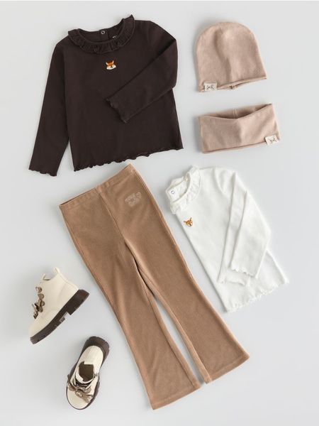 Koszulka z falbanką przy dekolcie - ciemnobrązowy. Brązowe koszulki dziewczęce Reserved, m, bez wzorów, z bawełny, bez ramiączek. Za 27.99 zł.