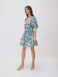 Wzorzysta sukienka mini - jasnozielony. Zielone sukienki damskie Reserved, l, bez wzorów, z wiskozy, bez kołnierzyka, bez ramiączek, mini, rozkloszowane. Za 129.99 zł.