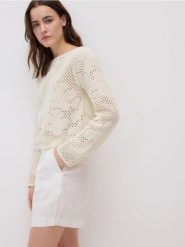 Sweter z ażurowym wzorem - kremowy. Białe swetry klasyczne damskie Reserved, l, z bawełny, bez kołnierzyka. W wyprzedaży za 79.99 zł.